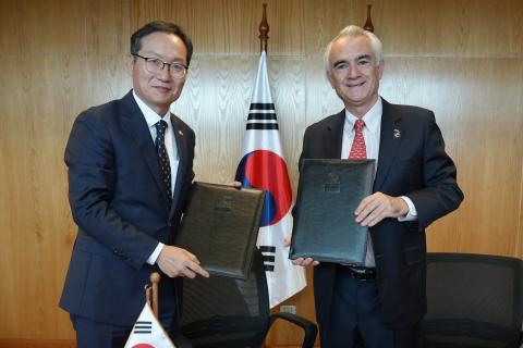 Embajador de Corea junto al Secretario Ejecutivo de la CEPAL