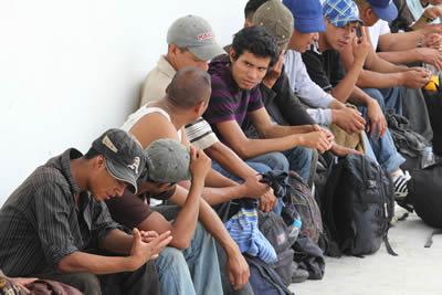 Migrantes sentados esperando