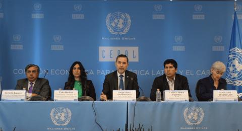 Foto de la testera de la conferencia de prensa en México