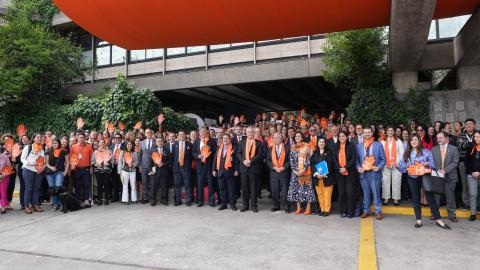 Foto de funcionarios de las Naciones Unidas con prendas naranjas conmemorando el Día Internacional de la Eliminación de la Violencia contra las Mujeres.