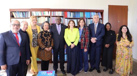 De izquierda a derecha: Jeffrey Lizardo, Viceministro de Economía, Planificación y Desarrollo de República Dominicana; Jean Todt, Enviado Especial del Secretario General de la ONU para la Seguridad Vial; Tatiana Molcean, Secretaria Ejecutiva de CEPE; Armida Salsiah Alisjahbana, Secretaria Ejecutiva de CESPAP; Claver Gatete, Secretario Ejecutivo de CEPA; Paula Narváez, Representante Permanente de Chile; Rola Dashti, Secretaria Ejecutiva de CESPAO; José Manuel Salazar-Xirinachs, Secretario Ejecutivo de CEPAL; Thilmeeza Hussain, Directora de RCNYO; y Rosario Diaz, Fundadora Movimiento Millennials