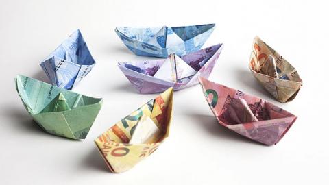 Barcos de papel hechos con papel moneda de Brasil