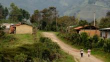Habitantes recorren una vía rural en Jambaló, Cauca (Colombia).