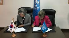 Korean Foreign Minister Kang Kyung-wha and ECLAC’s Executive Secretary, Alicia Bárcena, during the signing ceremony