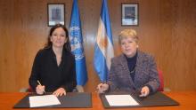 La Ministra de Desarrollo Social de Argentina, Carolina Stanley (izq), y la Secretaria Ejecutiva de la CEPAL, Alicia Bárcena, firman el acuerdo en Santiago, Chile.