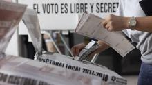 Imagen de votos y una urna en el marco de las elecciones en México.