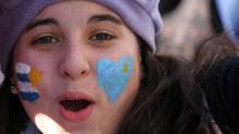 Una joven uruguaya celebra con la cara pintada el triunfo de la selección de su país en el Mundial de Sudáfrica.