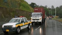 Foto de una carretera con camiones y policías