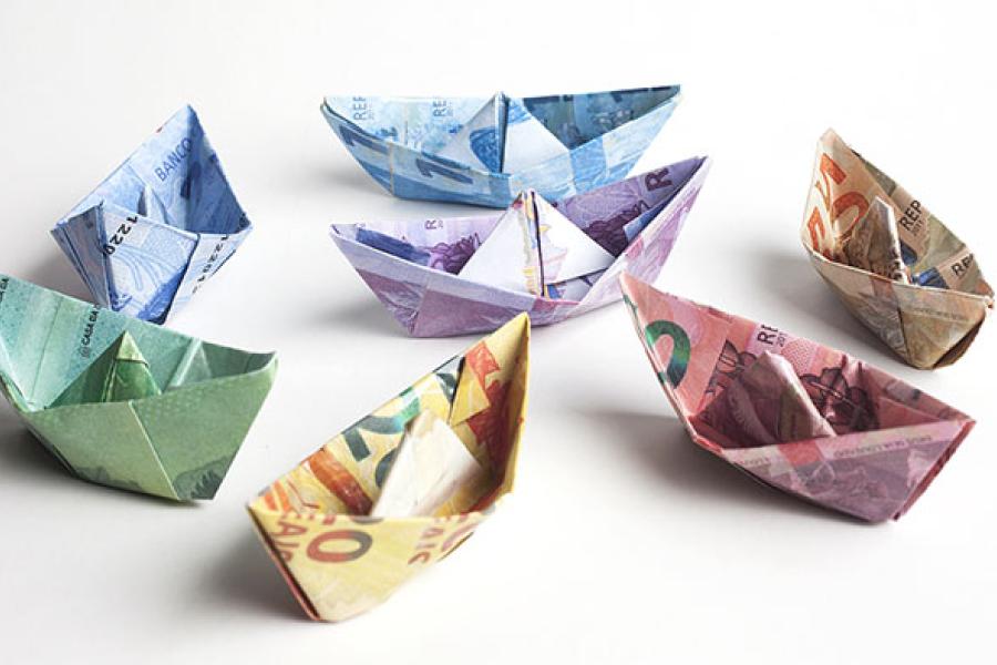 Barcos de papel hechos con papel moneda de Brasil