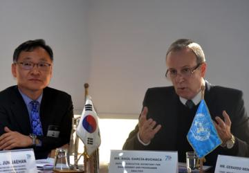 Jo Yung-joon, Director General for Latin American and Caribbean Affairs at the Ministry of Foreign Affairs of the Republic of Korea (on the left), and Raúl García-Buchaca, ECLAC’s Deputy Executive Secretary for Management and Program Analysis. 